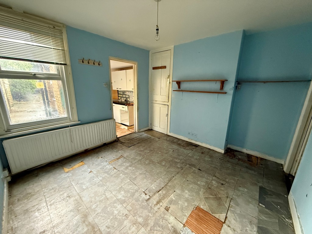 Lot: 148 - MID-TERRACE HOUSE FOR REFURBISHMENT - Dining room